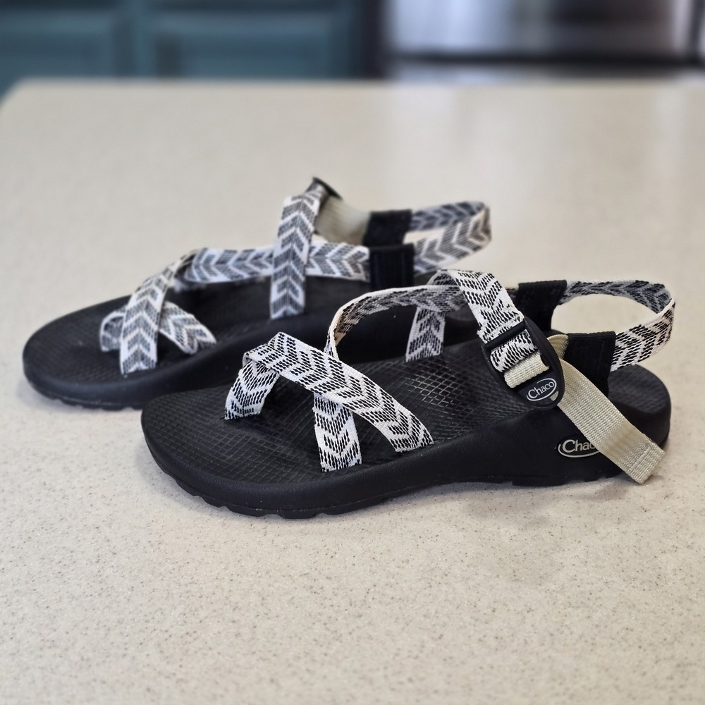 Women's 8 Chaco Hiking Sandal Z/2 Classic Trine Black White Chevron - Picture 2 of 7